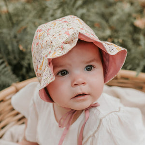 Open image in slideshow, Baby Reversible Ruffle Bonnet | Paris/ Rosa

